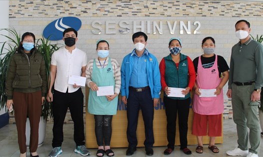 Lãnh đạo Công đoàn các khu công nghiệp tỉnh Tuyên Quang trao hỗ trợ cho đoàn viên khó khăn. Ảnh: CĐCC