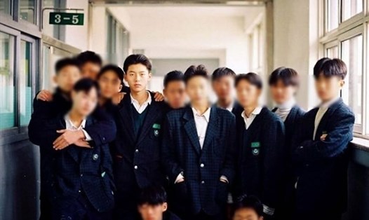 Hyun Bin thời trẻ chụp cùng các bạn học. Ảnh chụp màn hình