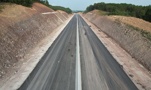 Cao tốc Vân Đồn - Móng Cái, dài hơn 81km, sẽ được thông tuyến vào 1.1.2022 và dự kiến được đưa vào khai thác giữa năm 2022. Ảnh: Đỗ Phương