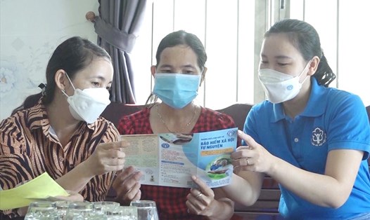 Phụ nữ ở Quảng Nam tiết kiểm tham gia bảo hiểm hiểm xã hội tự nguyện. Ảnh: Lê Diễm