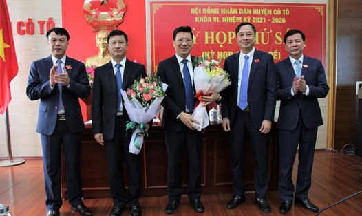 Ông Nguyễn Việt Dũng (giữa) - Bí thư huyện ủy Cô Tô - được bầu làm Chủ tịch UBND huyện Cô Tô. Ảnh: Thu Báu