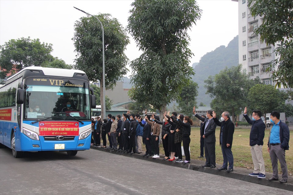 Lãnh đạo Công ty than Dương Huy tiễn chân người lao động và gia đình về quê nghỉ Tết dương lịch. Ảnh: TKV