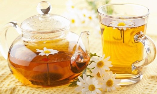 Uống trà hoa cúc trước khi ngủ tốt cho đường ruột. Ảnh: AFP