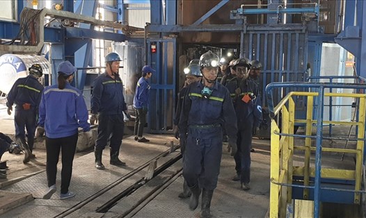 Thợ lò Công ty CP than Núi Béo kết thúc ca làm việc. Ảnh: Nguyễn Hùng