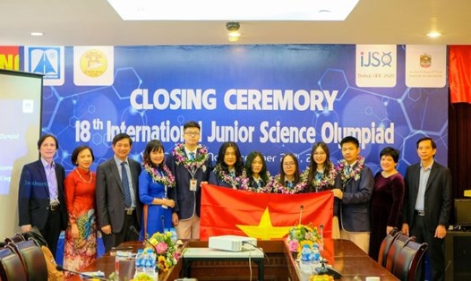 Đoàn học sinh Việt Nam đạt giải tại Olympic Khoa học trẻ quốc tế 2021.
