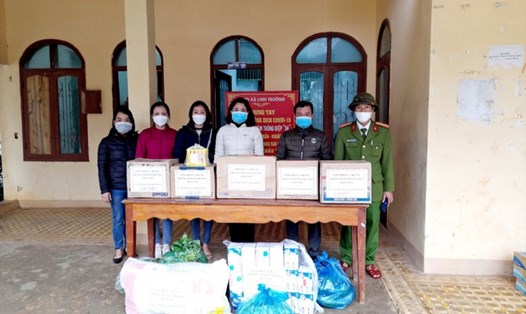 Công đoàn cơ sở Trường Mầm non Gio Châu tặng quà cho các đơn vị thực hiện nhiệm vụ phòng chống dịch COVID-19 tại xã Linh Trường. Ảnh: CĐ.