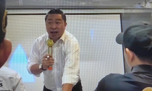 Đối tượng Trần Minh Tuấn (vừa bị Công an TPHCM bắt về hành vi chiếm đoạt tài sản) trong một dịp kêu gọi đầu tư. Ảnh chụp từ clip.