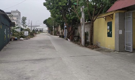 12 cột điện "mọc" giữa đường ở thôn Núi Móng, xã Hoàn Sơn (Tiên Du) đã dược di dời. Ảnh: PV.