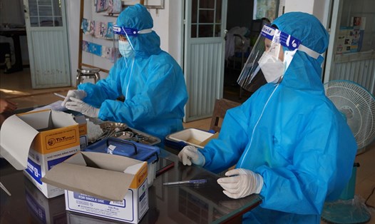 Nhân viên y tế tỉnh Kon Tum kháng sàng lọc, xét nghiệm COVID-19 cho người dân. Ảnh T.T