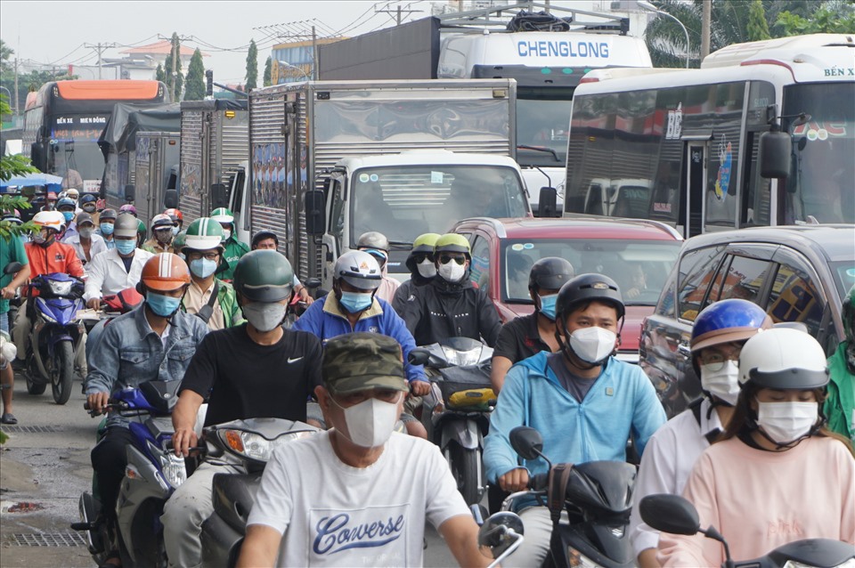 Quốc lộ 13 đoạn qua TPHCM luôn xảy ra kẹt xe giờ cao điểm.  Ảnh: Minh Quân