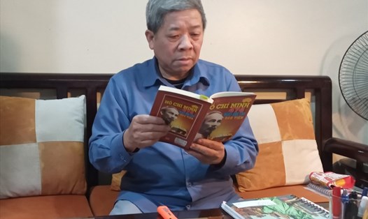 Sau nghỉ hưu, ông Trí vẫn tiếp tục đọc sách, trau dồi kiến thức. Ảnh: NVCC