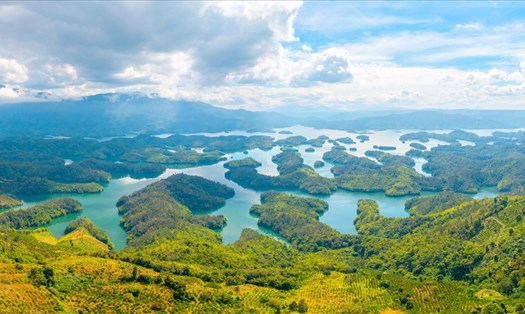 Hồ Tà Đùng được ví như "Vịnh Hạ Long" trên Tây Nguyên. Ảnh: Phan Tuấn