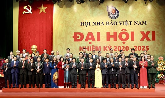 Ban Chấp hành Hội Nhà báo Việt Nam khoá XI ra mắt Đại hội. Ảnh T.Vương