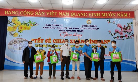 Quảng Nam trao 700 suất quà cho người lao động có hoàn cảnh khó khăn. Ảnh: Thanh Chung