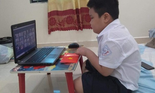 Học sinh lớp 1 kiểm tra online tại nhà. Ảnh: NVCC.