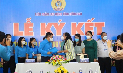 LĐLĐ tỉnh Đồng Nai và Sở VHTTDL ký kết xây dựng đời sống văn hoá trong CNVCLĐ. Ảnh: Hà Anh Chiến