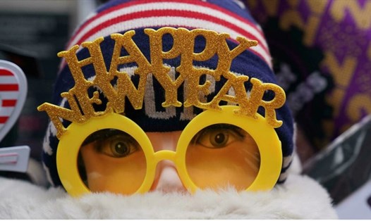 Hàng lưu niệm chủ đề chào năm mới được bán tại Quảng trường Thời đại, New York, Mỹ. Ảnh: AFP