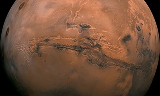 Khi nhắc đến sao Hỏa, chúng ta thường nghĩ ngay đến một hành tinh với sắc đỏ nổi bật. Ảnh: NASA
