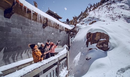 Hình ảnh tuyết rơi dày tại Sa Pa mỗi dịp cuối năm luôn hấp dẫn nhiều du khách đổ về đây tham quan, du lịch. Ảnh: CTV.