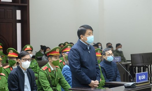 Cựu Chủ tịch UBND TP.Hà Nội Nguyễn Đức Chung đứng trước bục khai báo tại phiên toà sai phạm đấu thầu. Ảnh: C.Hùng