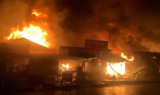 Chợ trung tâm huyện Quản Bạ cháy gây thiệt hại trên 10 tỉ đồng.