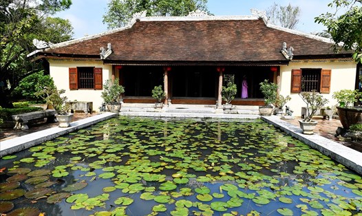 Hồ sen hình chữ nhật được xây dựng theo phong thủy kiến trúc nhà vườn thời xưa.