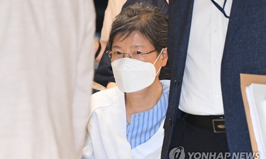 Cựu Tổng thống Hàn Quốc Park Geun-hye ngồi trên xe lăn để điều trị tại Bệnh viện St. Mary's ở thủ đô Seoul, ngày 20.7.2021. Ảnh: Yonhap