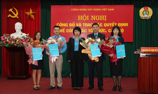 Chủ tịch Công đoàn Xây dựng Việt Nam Nguyễn Thị Thuỷ Lệ trao quyết định và tặng hoa 4 Trưởng ban. Ảnh: Mạnh Tùng