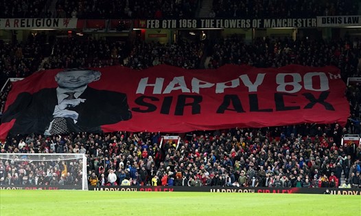 Khán đài Old Trafford tri ân Sir Alex vĩ đại trong ngày M.U thắng 3-1 Burnley. Ảnh: AFP