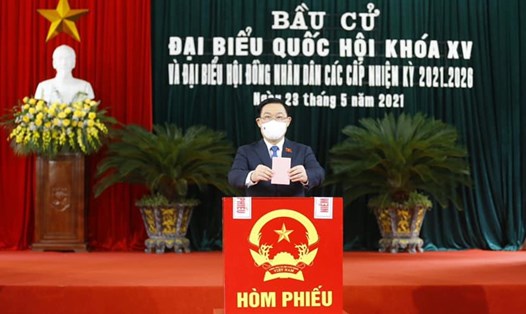 Chủ tịch Quốc hội Vương Đình Huệ bỏ lá phiếu đầu tiên tại điểm bỏ phiếu số 1 thị trấn An Lão, Hải Phòng. Ảnh: PV