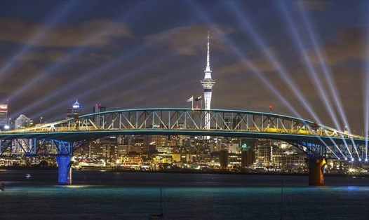 Auckland, New Zealand đón năm mới 2022 với màn trình diễn ánh sáng. Ảnh chụp màn hình