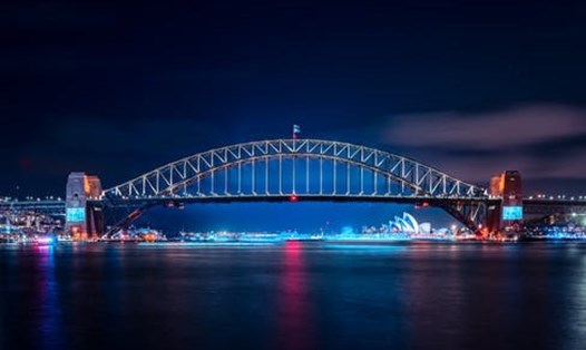 Sau màn bắn pháo hoa lúc 21h, cầu cảng Sydney sẽ được thắp sáng ánh sáng xanh để tri ân các nhân viên tuyến đầu chống dịch COVID-19. Ảnh: Website thành phố Sydney