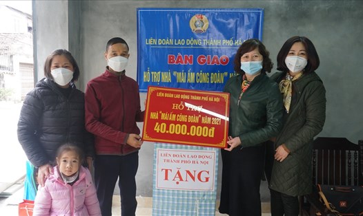 Đoàn viên khó khăn Tổng Công ty Vận tải Hà Nội nhận hỗ trợ Mái ấm Công đoàn từ Liên đoàn Lao động Thành phố Hà Nội. Ảnh: CĐHN