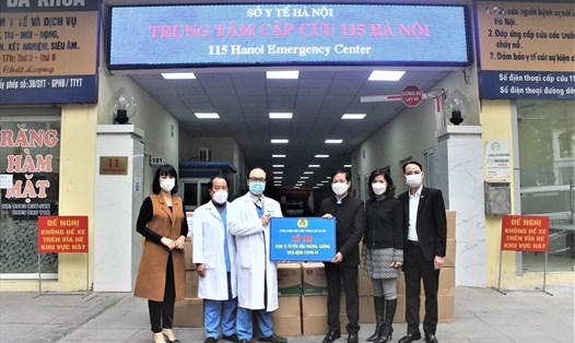 Công đoàn Viên chức Thành phố Hà Nội thăm, tặng quà Trung tâm cấp cứu 115 Hà Nội. Ảnh: CĐHN