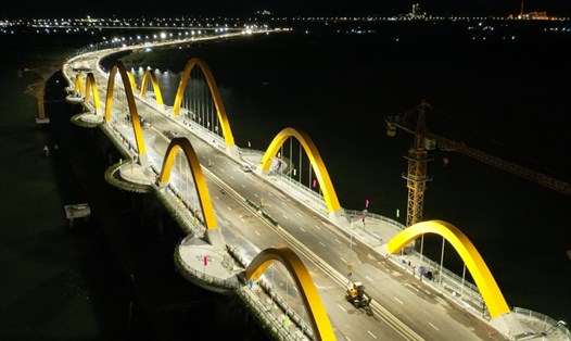Cầu Tình Yêu - nối đôi bờ vịnh Cửa Lục. Ảnh: Đỗ Phương