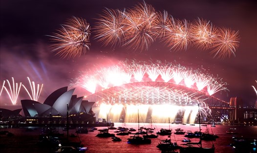 Pháo hoa đêm giao thừa ở cầu cảng và nhà hát opera Sydney. Ảnh: AFP