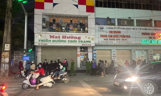 Lực lượng Công an TP. Thanh Hóa có mặt tại cửa hàng quần áo trên đường Lê Hoàn, nơi xảy ra sự việc. Ảnh: X.C