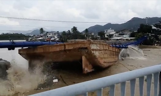 Sà lan trôi trong lũ, đánh sập đường ống cấp nước sinh hoạt của Nha Trang. Ảnh CC