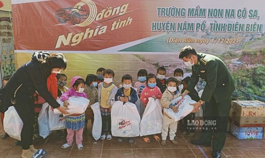 Các thành viên “Đội xe 0 đồng” đến từ Hà Nội quyên góp, ủng hộ các phần quà trị giá gần 430 triệu đồng cho trẻ em nghèo vùng biên giới.