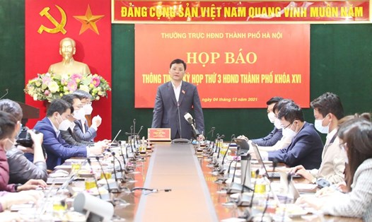Phó Chủ tịch HĐND thành phố Phạm Quý Tiên phát biểu tại buổi họp báo. Ảnh: Vũ Thuỷ