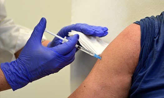Tiêm vaccine COVID-19 tại một điểm tiêm chủng ở Italia. Ảnh: AFP