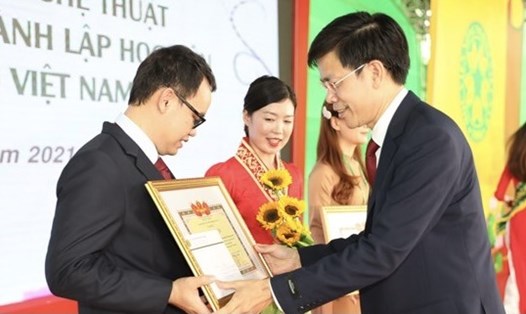 TS. Nguyễn Tất Thắng - Chủ tịch Công đoàn trao thưởng cho các tác giả đoạt giải. Ảnh: CĐHV