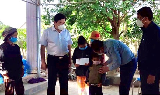 Đoàn công tác Ban Chỉ đạo Trung ương về Phòng chống thiên tai do Thứ trưởng Bộ NNPTNT Nguyễn Hoàng Hiệp dẫn đầu kiểm tra tại Phú Yên, ngày 4.12. Ảnh: N.U