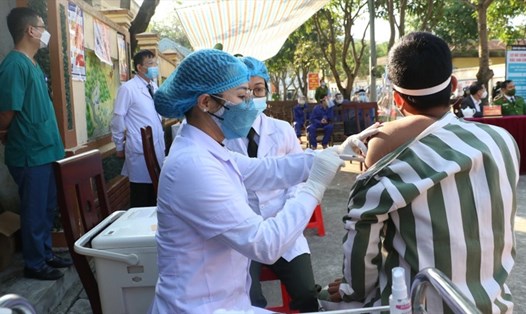 Cán bộ y tế tiêm vaccine cho phạm nhân tại Nghệ An. Ảnh: CANA