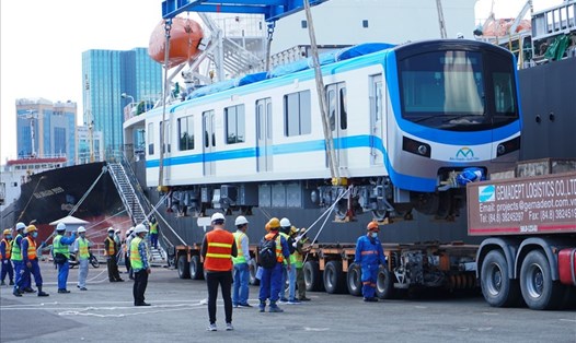 Một đoàn tàu của tuyến metro số 1 được hạ tải xuống cảng Khánh Hội hồi tháng 6.2021.  Ảnh: MAUR