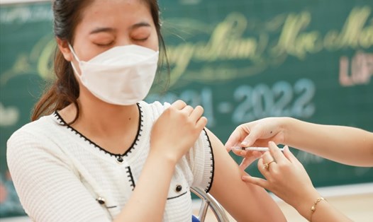 Tiêm vaccine COVID-19 cho người dân ở Hà Nội. Ảnh: Hải Nguyễn
