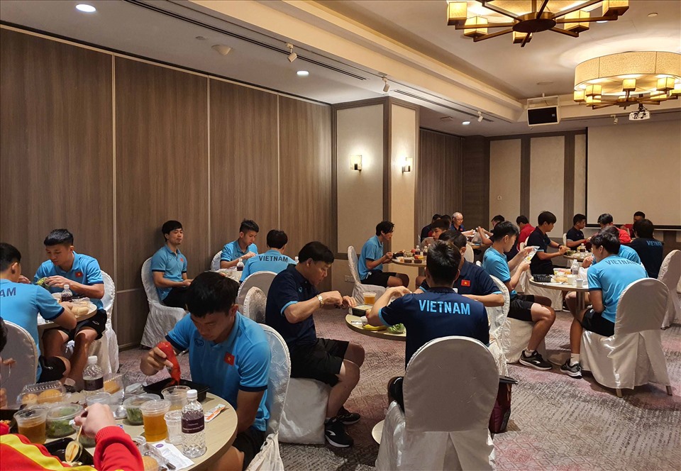 Tuyển Việt Nam 3 ngày phải ăn thịt gà và chuyện vô địch AFF Cup 2020