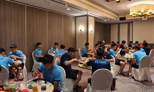 Một bữa ăn của đội tuyển Việt Nam tại khách sạn Grand Mercure Roxy (Singapore). Ảnh: VFF