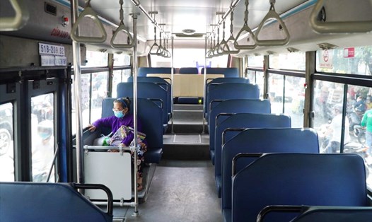Nhiều chuyến xe buýt ở TPHCM chỉ chở 1 -2 khách. Ảnh: Chân Phúc