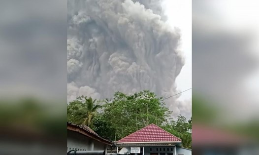 Núi lửa Indonesia phun trào ngày 4.12. Ảnh: AFP